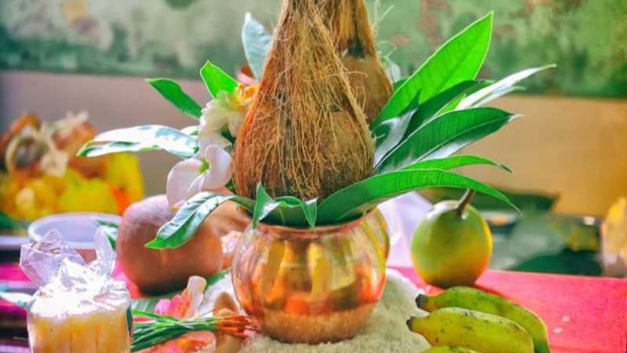 धार्मिक मान्यतेनुसार, महाशिवरात्रीच्या दिवशी शिवलिंगावर नारळ किंवा नारळाचे पाणी अर्पण करू नये. नारळ हे लक्ष्मीचे रूप मानले जाते. अशा परिस्थितीत शिवलिंगावर नारळ अर्पण करू नये