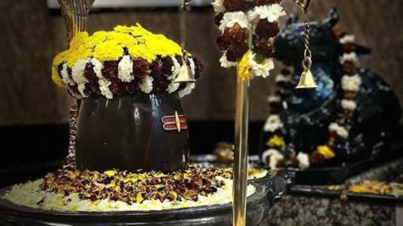 शास्त्रीय मान्यतेनुसार, भगवान शिवाला कुंकू आणि रोळी अर्पण करू नये. या संदर्भात, असे मानले जाते की भगवान शिव पृथ्वीवर योगासनात राहतात आणि कुंकू किंवा रोळीचा वापर सजावटीसाठी केला जातो. म्हणूनच शिवलिंगावर कधीही कुंकू अर्पण करू नये