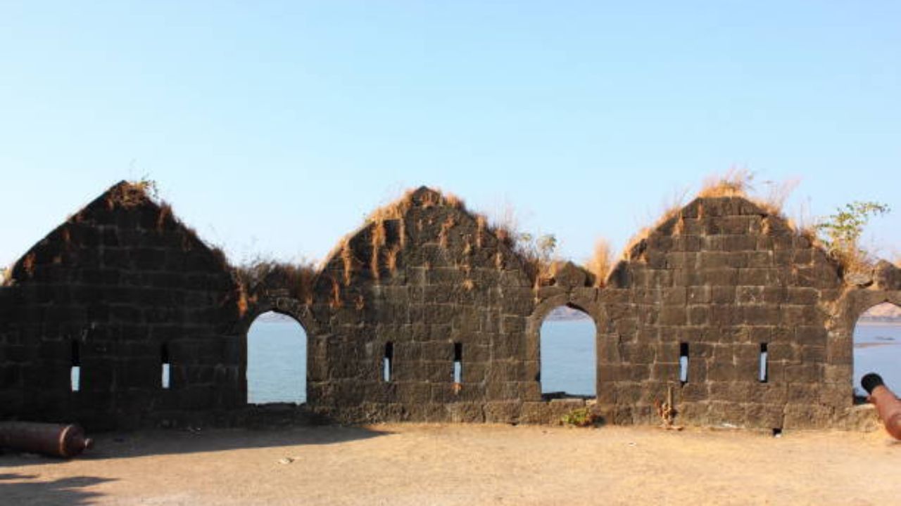 जस्त आणि चुनखडीचं मिश्रण असलेलं तबक इंदुलकरांनी मागवलं. त्यानंतर इंदुलकर महाराजांना म्हणाले की, तुमच्या चरणांचा स्पर्श व्हावा अशी प्रत्येक मावळ्याची इच्छा आहे. 