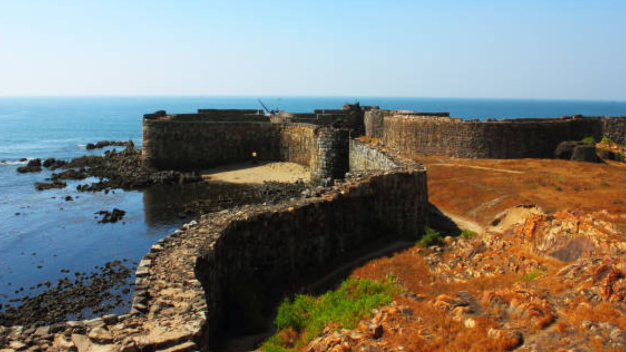 chhatrapati shivaji maharaj jayanti 2025 :’या’ किल्ल्यावर आहे शिवरायांच्या पावलांचे ठसे; काय आहे याचा इतिहास ?