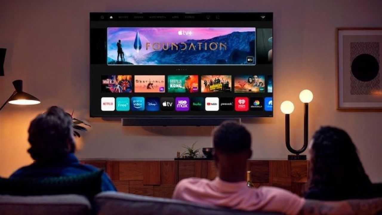 पॅनेल प्रकार: LED, OLED किंवा क्वांटम डॉट - प्रत्येक पॅनेलचे स्वतःचे फायदे आणि तोटे आहेत. ओलिओडची गुणवत्ता सर्वोत्तम म्हणता येईल पण ती महाग आहे. एलईडी हा एक चांगला बजेट पर्याय आहे, तर क्वांटम डॉट चमकदार रंग आणि उच्च कॉन्ट्रास्ट देते.