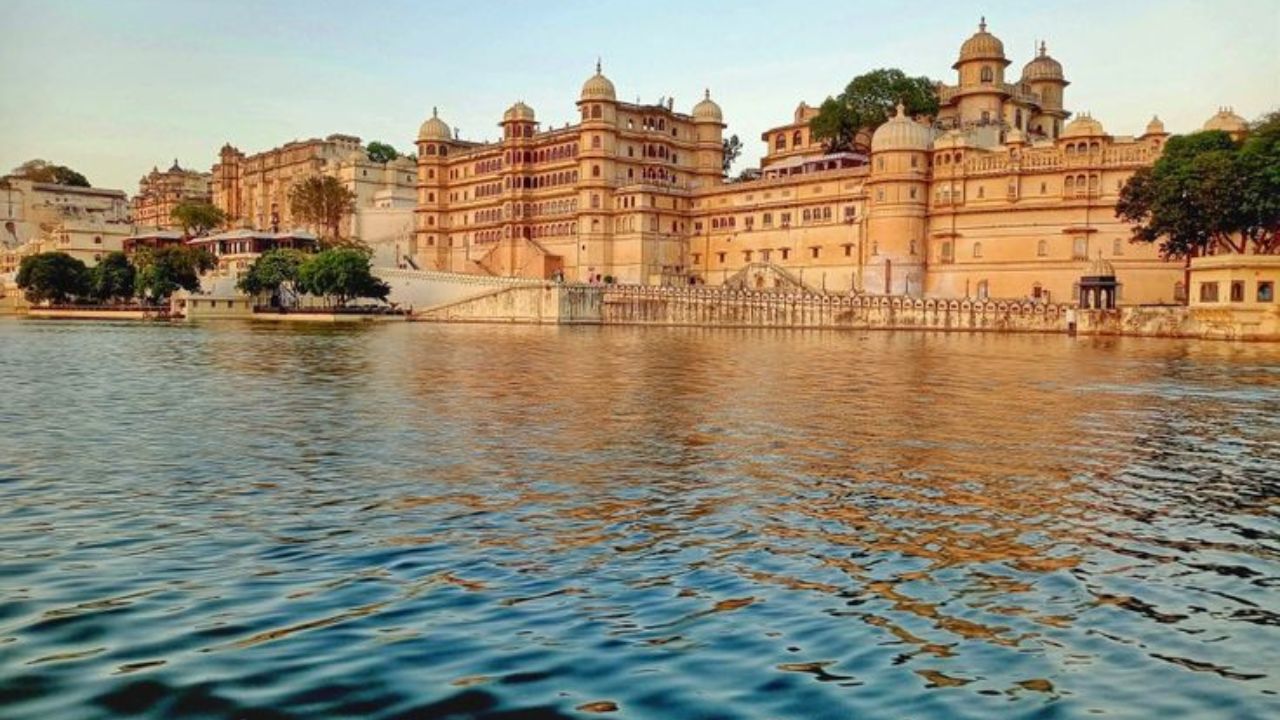 उदयपूर - जर तुम्हाला एकट्याने प्रवास करायचा असेल तर उदयपूर तुमच्यासाठी सर्वोत्तम असेल. तलावांचे शहर म्हणून प्रसिद्ध असलेले हे शहर राजेशाही इतिहास, निसर्ग आणि आधुनिकतेचा संगम आहे. 