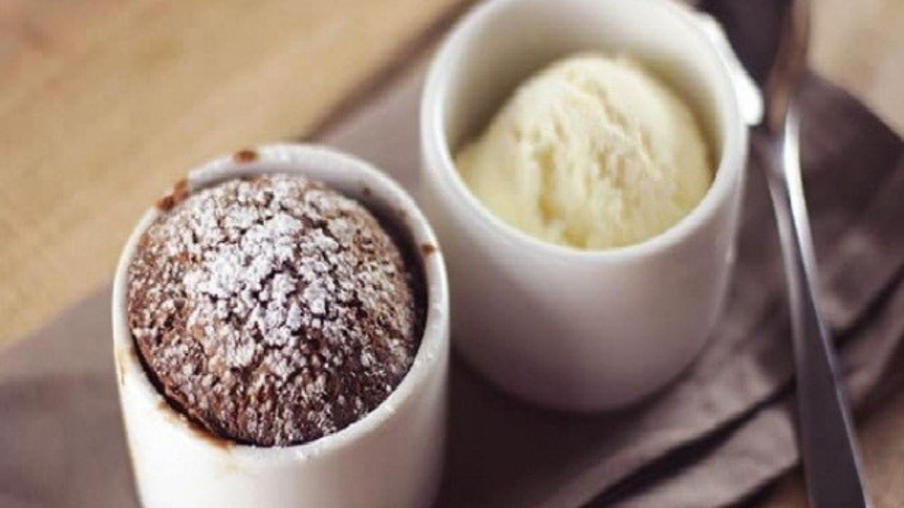 वॉर्म चॉकलेट केक आणि व्हॅनिला आइस्क्रिम रेसिपी