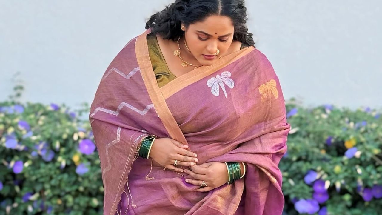 गुलाबी रंगाच्या प्रिंटेड साडीमधील वनिताच्या या फोटोजने सर्वांचे लक्ष वेधून घेतले आहे. अत्यंत साधे आणि तरीही लक्षवेधी असे तिचे हे फोटोशूट दिसून येत आहे. वनिता या साडीमध्ये खूपच सुंदर दिसतेय 