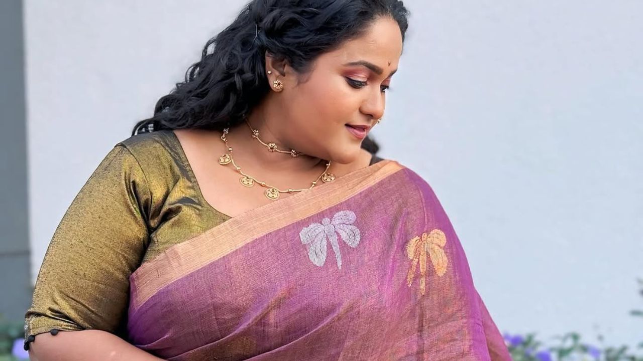 या साडीसह वनिताने ग्लॉसी असा मिसमॅच हिरव्या रंगाचा ब्लाऊज परिधान केलाय आणि तिचा हा लुक कोणत्याही घरच्या समारंभासाठी तुम्हालाही कॅरी करता येईल 
