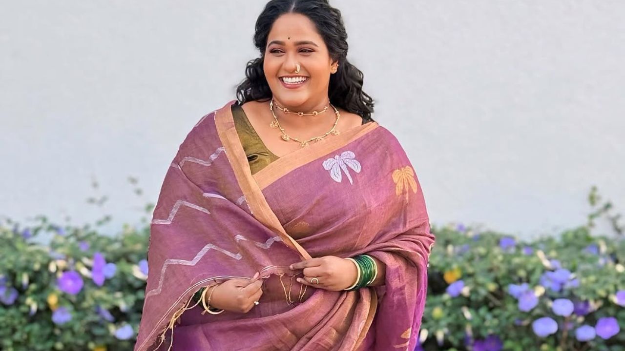 वनिताने नेहमीप्रमाणेच या साडी लुकमध्येही इंटरनेटवर सर्वांचे मन जिंकून घेतलं आहे आणि तिचा हा लुक आम्ही डिकोड केल्याप्रमाणे तुम्ही नक्कीच करू शकता 