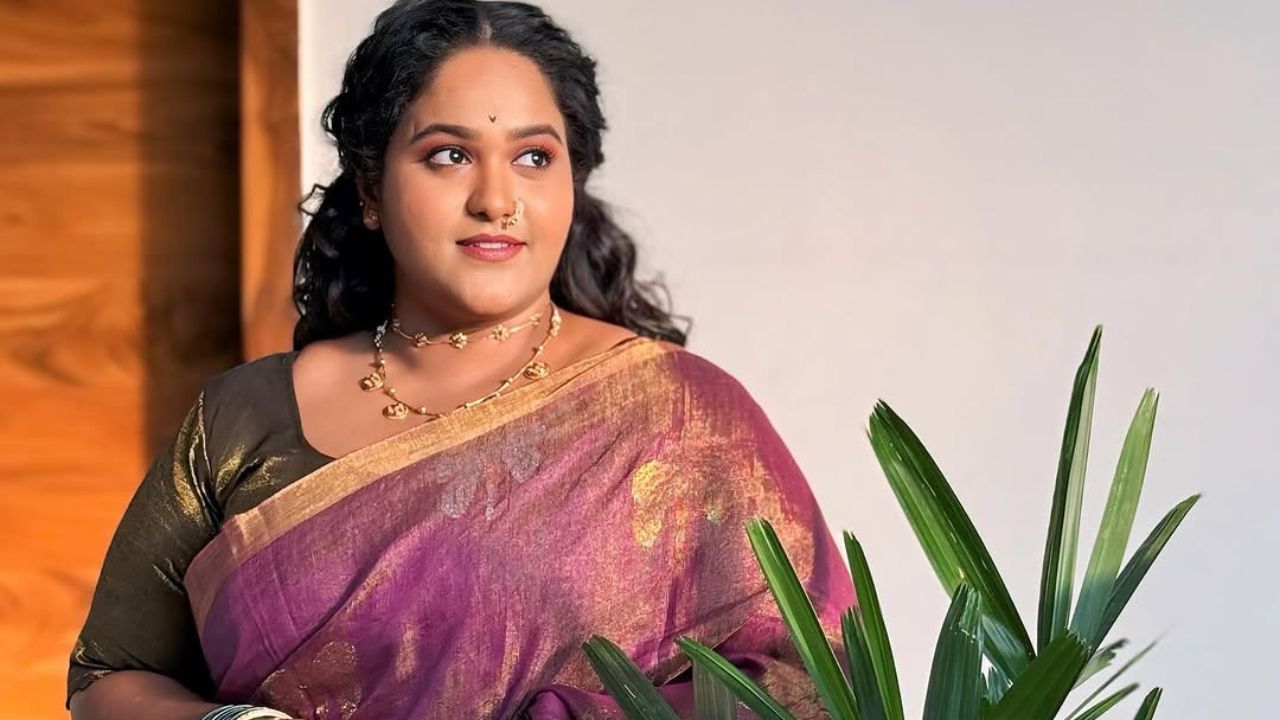वनिताने या साडीसह मिनिमल दागिने घातले असून हिरव्या बांगड्या, दोन लेअर्सचा नाजूकसा नेकलेस, कानात टॉप्स आणि नाकात नथ घालून लुक पूर्ण केलाय आणि तिच्या हास्याने या लुकला चारचाँद लावले आहेत 