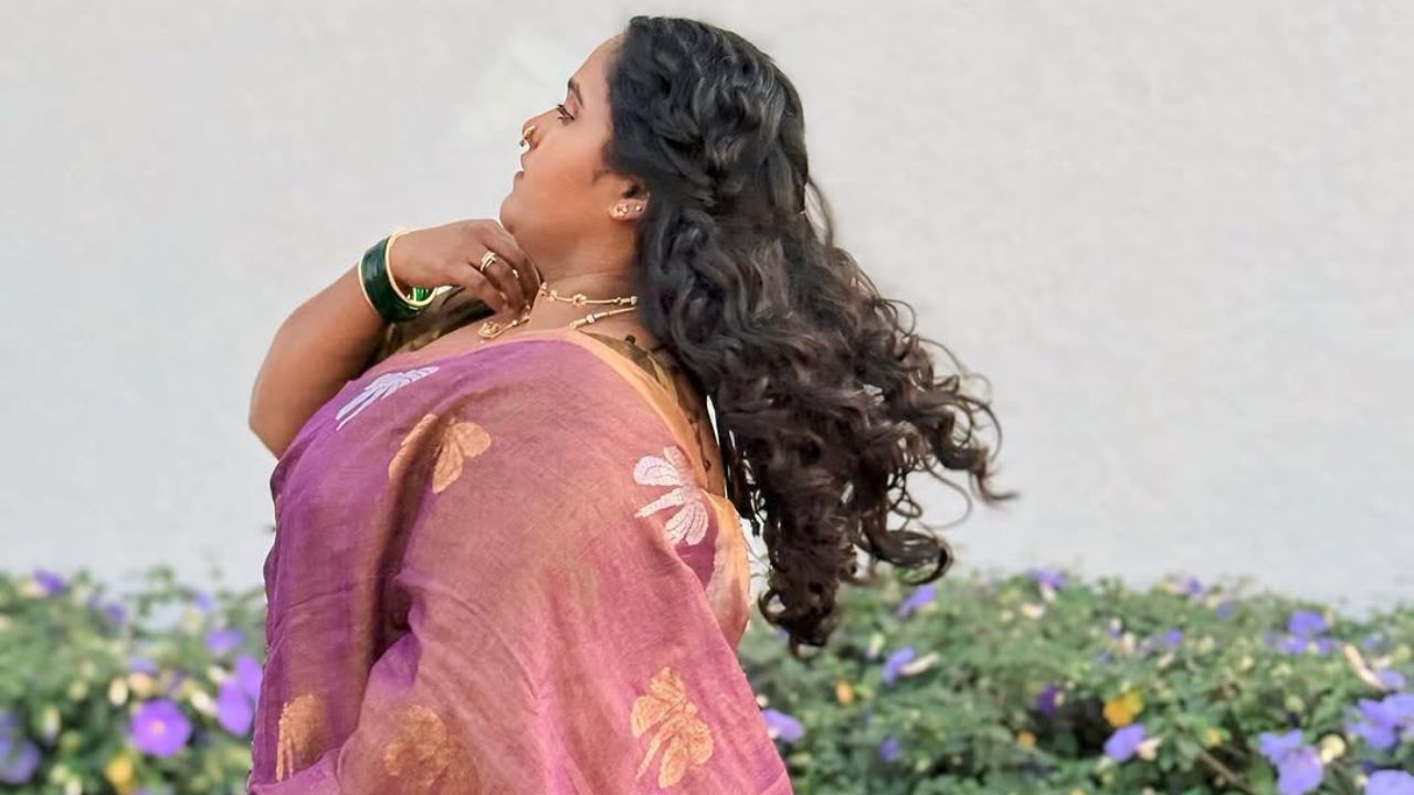 केसांना संपूर्ण कर्ल लुक देत तिने अत्यंत माफक मेकअप केलाय. फाऊंडेशन बेस, गुलाबी आयशॅडो, मस्कारा, आयलायनर, हायलायटर आणि ब्राऊन लिपस्टिक लावत तिने या लुकला परिपूर्णता दिली आहे 