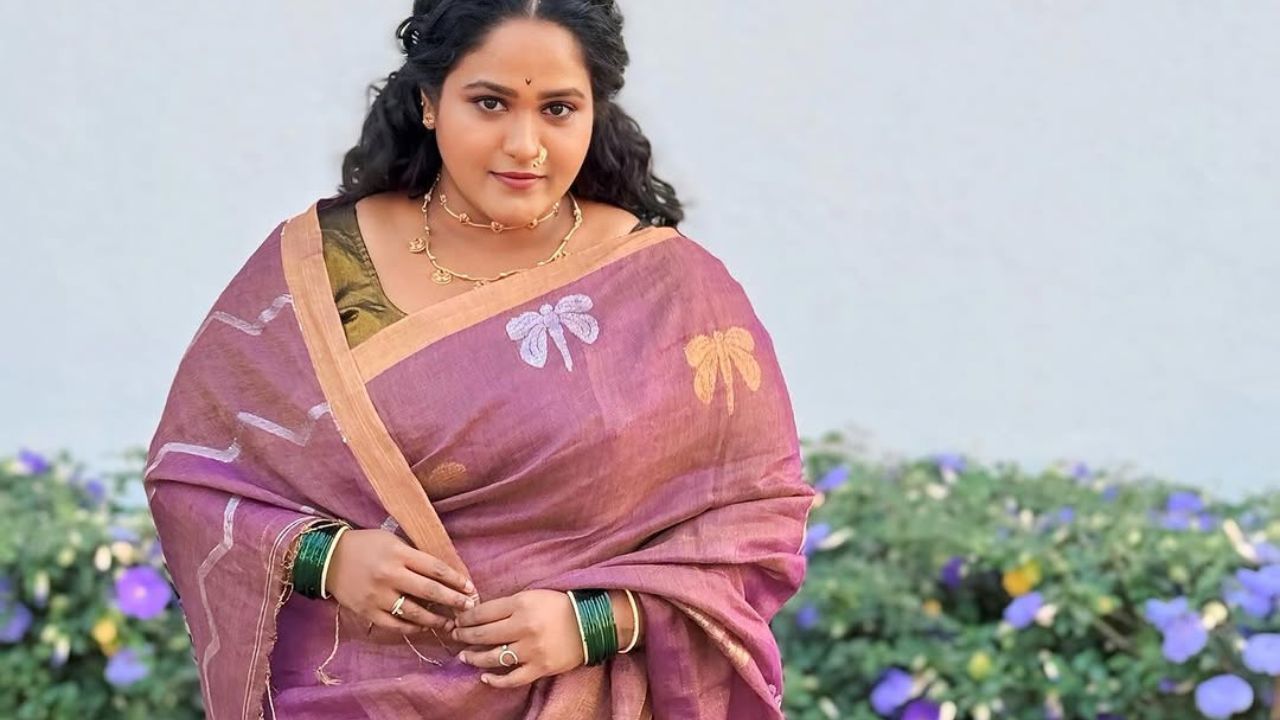 कपाळी चंद्रकोर लावत तिने या साडीच्या लुकमध्ये मराठमोळा टच पूर्ण केलाय. वनिताच्या चेहऱ्यातील लोभसपणा चाहत्यांना अधिक भावताना दिसून येत आहे 