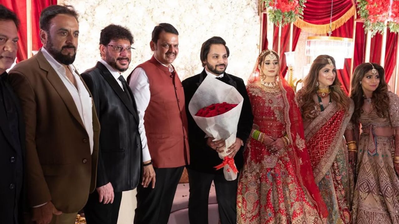 पारंपारिक विधी आणि आधुनिक उत्सवांचे सुंदर मिश्रण असलेला हा विवाह सोहळा मुंबईतील राजकीय आणि सामाजिक वर्तुळातील मान्यवरांच्या उपस्थितीत पार पडला. नवविवाहित जोडपे एकत्र त्यांच्या नवीन प्रवासाला सुरुवात करत असताना अनेक नेत्यांनी यावेळी उपस्थिती लावली. महाराष्ट्राचे मुख्यमंत्री देवेंद्र फडणवीस यांनीही खास उपस्थिती दर्शविली