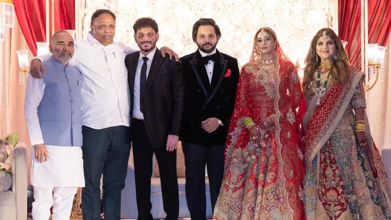 भारतीय जनता पार्टीचे नेता असणाऱ्या आशिष शेलारांनीही वारीस पठाणचा मुलगा अरबाज खानच्या लग्नाच्या रिसेप्शनला आवर्जून उपस्थिती लावल्याचे दिसून आले. हा लग्नसोहळा खूपच मोठा असल्याचेही दिसून येत आहे 