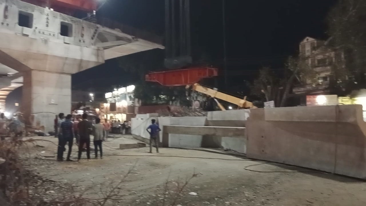 कराडच्या उड्डाणपुलाचे काम सुरु असताना दुर्घटना; भलामोठा सेगमेंटच कोसळला