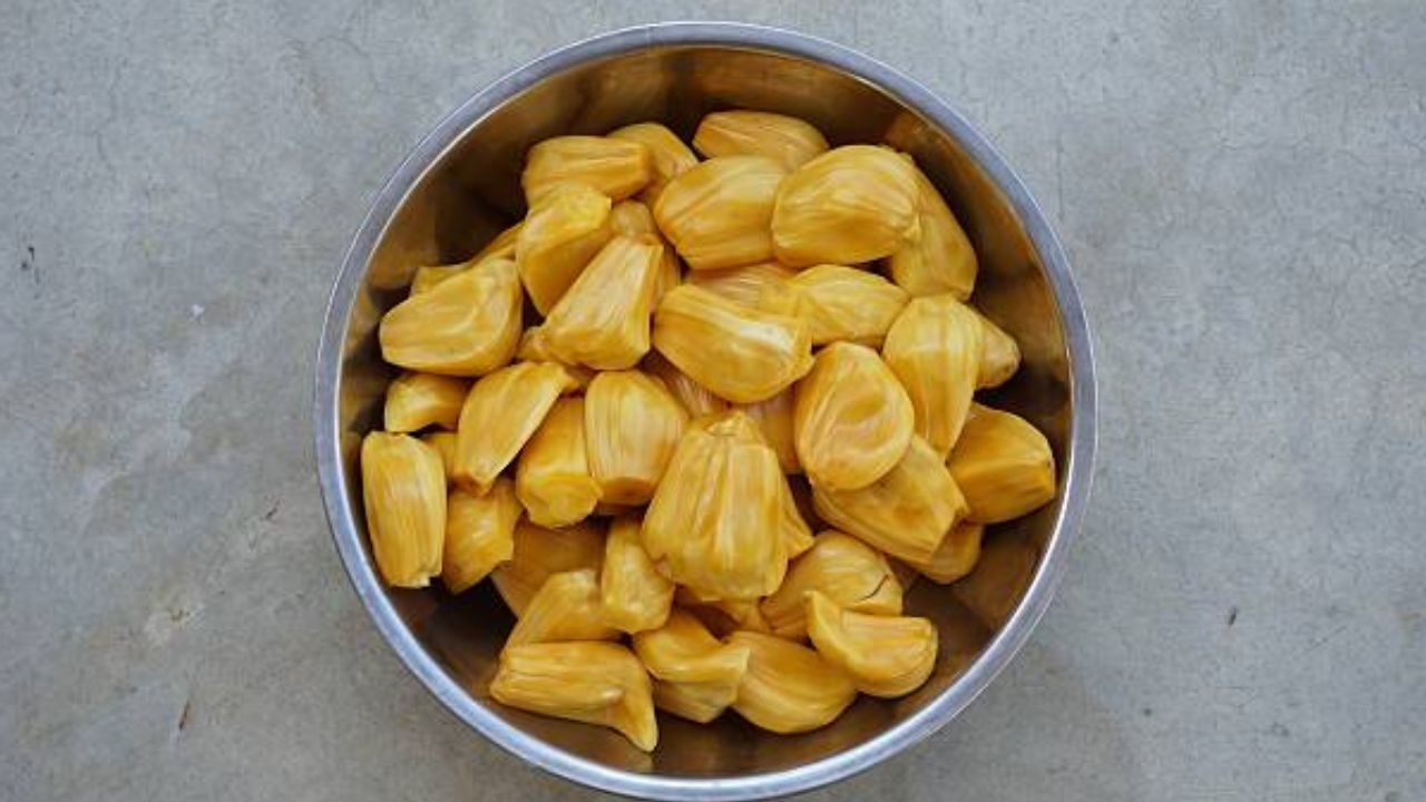 त्वचा निस्तेज, कोरडी झाली असेल तर फणसाच्या सेवनाने त्वचेवर चकाकी येते. 