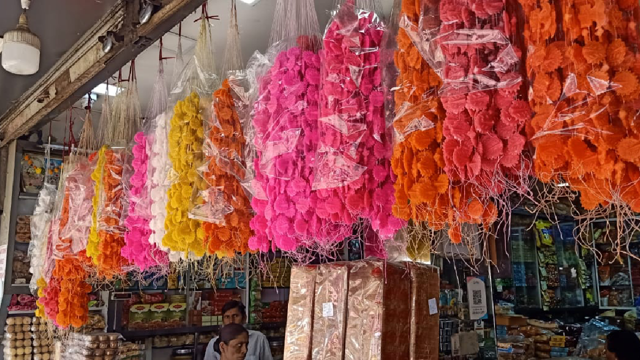 Gudi Padwa 2025: गुढीपाडव्यानिमित्त पुण्याच्या बाजारपेठा सजल्या; विविध भागात साखरगाठीची थाटली दुकाने
