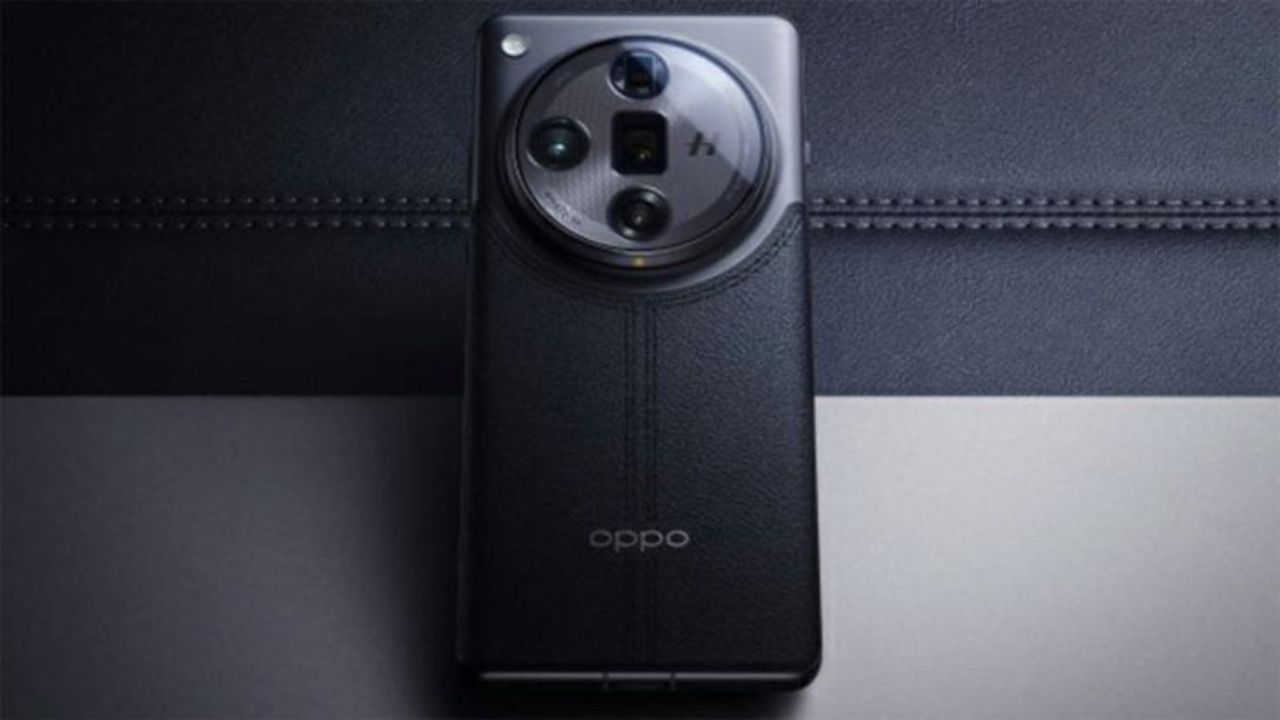 OPPO Find X8 मध्ये 6.59 इंचाची LTPO AMOLED स्क्रीन आहे. त्याच्या प्रोसेसरबद्दल बोलायचे झाले तर, ते मीडियाटेक डायमेन्सिटी 9400 चिपसेटद्वारे समर्थित आहे. यात 50 MP + 50 MP + 50 MP रियर कॅमेरे आणि 32 MP फ्रंट कॅमेरा देखील आहे. त्याची बॅटरी क्षमता 5630 mAh आहे. Amazon वर हा स्मार्टफोन 69,999 रुपयांना उपलब्ध आहे.