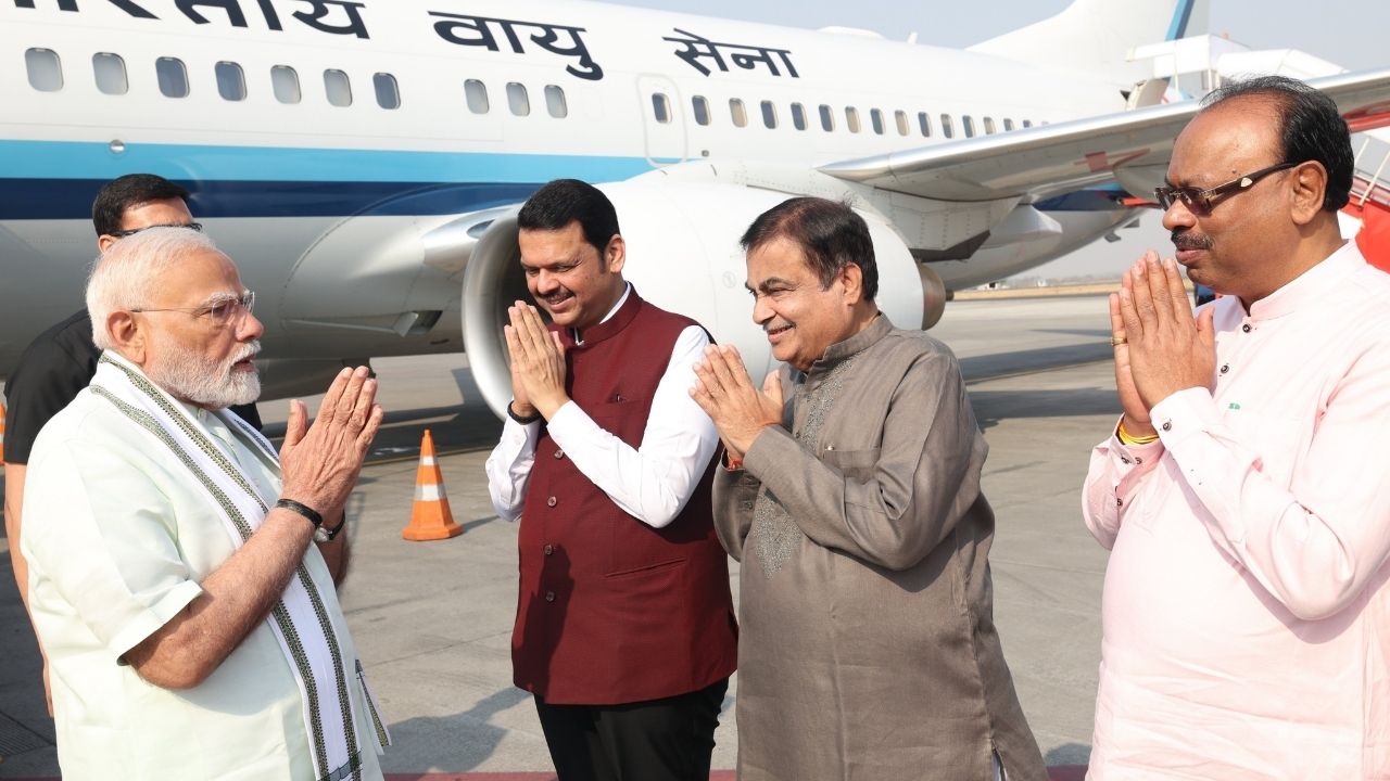पंतप्रधान नरेंद्र मोदी हे महाराष्ट्रामध्ये दाखल झाल्यानंतर मुख्यमंत्री देवेंद्र फडणवीस हे त्यांच्या स्वागतासाठी हजर होते. त्याचबरोबर भाजप नेते व केंद्रीय मंत्री नितीन गडकरी व चंद्रशेखर बावनकुळे देखील उपस्थित होते. 