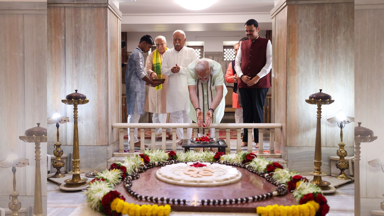 पंतप्रधान मोदी यांनी राष्ट्रीय स्वयंसेवक संघाचे (RSS) संस्थापक डॉ. केशव बळीराम हेडगेवार यांच्या स्मृतिप्रीत्यर्थ बांधलेल्या स्मारकाला पुष्पांजली वाहिली. 