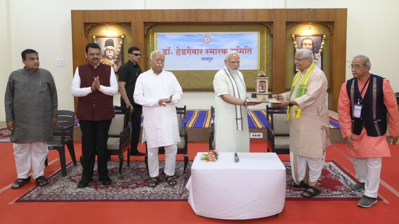 यावेळी मोदींनी राष्ट्रीय स्वयंसेवक संघाच्या सेवा कार्याचे मनभरुन कौतुक केले आहे.  