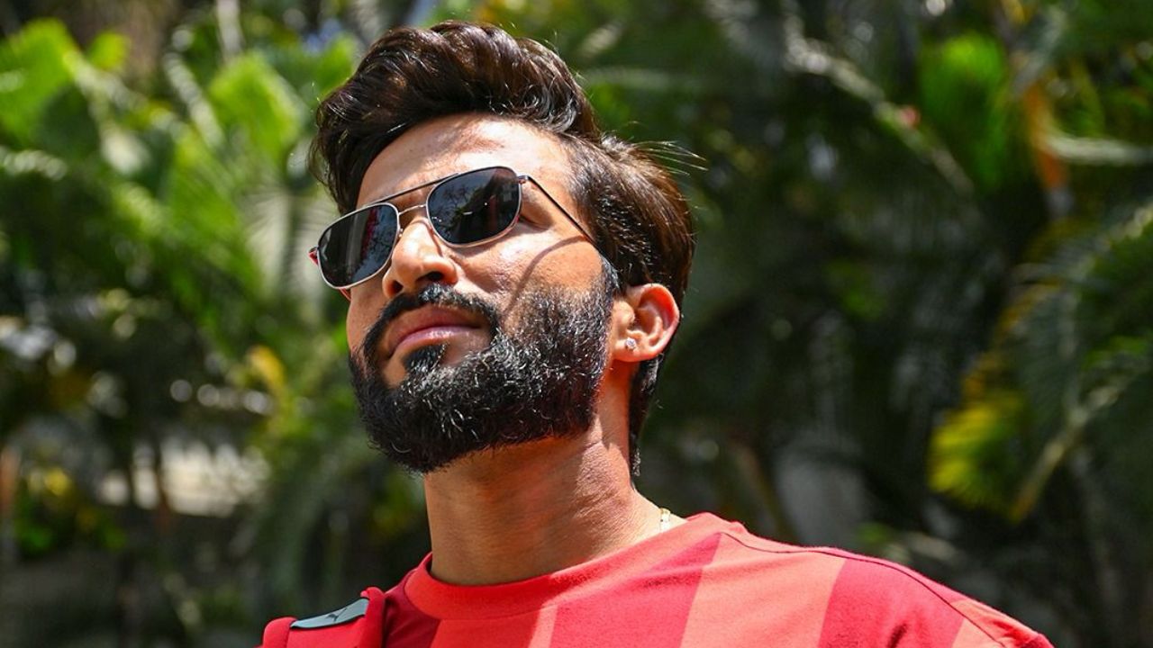 रॉयल चॅलेंजर्स बंगळुरूच्या संघाचे मागील वर्षी कर्णधारपद फाफ डूप्लेसीने सांभाळले होते. पण यावेळी संघाने त्याला कायम ठेवले नाही त्यामुळे या सीझनचा नवा कर्णधार रजत पाटीदार याला करण्यात आले आहे. फोटो सौजन्य - Royal Challengers Bengaluru सोशल मीडिया 