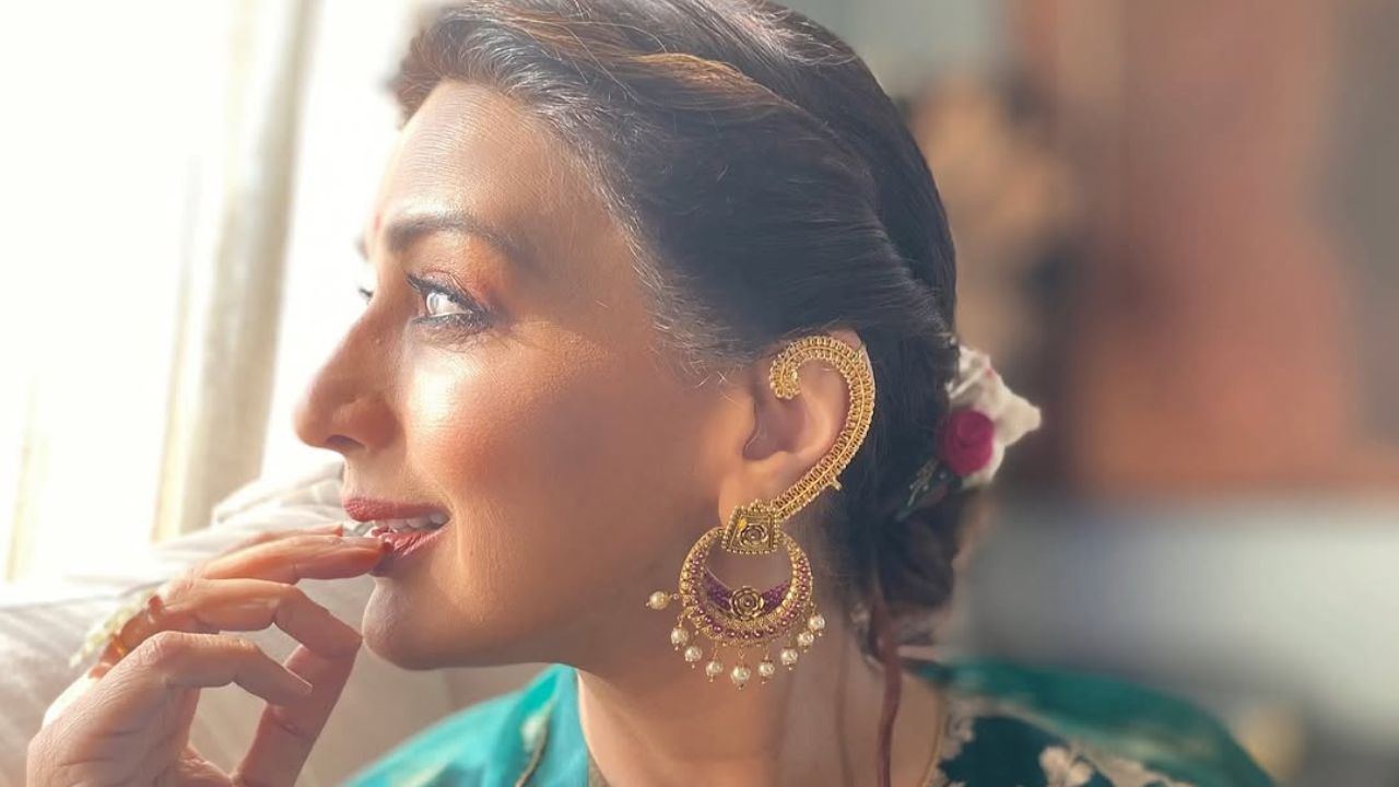 अभिनेत्रीने या ड्रेसवर साधा आणि रेखीव मेकअप केला आहे. ज्यामध्ये आयलायनर, ब्लश, डोळ्यात काजळ आणि लिपस्टिकचा वापर केला आहे. तसेच अभिनेत्री केसांचा अंबाडा बांधून त्यावर सुंदर फुल लगावले आहे. 