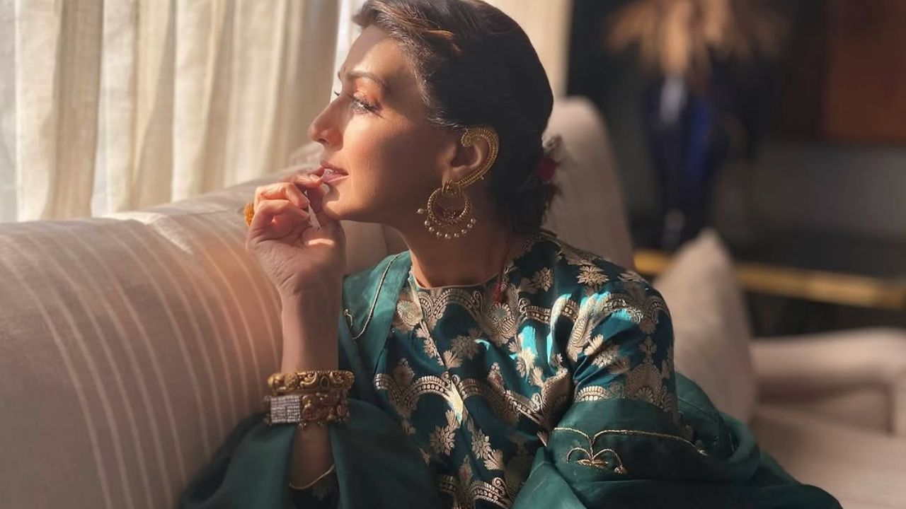 अभिनेत्रीच्या शेअर केलेल्या फोटोमध्ये हिरव्या रंगाचा ड्रेस परिधान केला आहे, ज्यावर गोल्डन रंगाने नक्षी काम केले आहे. तसेच या ड्रेस मध्ये अभिनेत्री खूपच सुंदर आणि आकर्षित दिसत आहे. 
