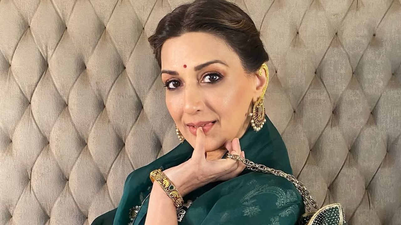 अभिनेत्रीने या ड्रेसवर मोहक पोज देऊन फोटोशूट केले आहे. तसेच सोनाली बेंद्रे यांनी ड्रेसला शोभेल असा मॅचिंग बटवा देखील घेतला आहे. अभिनेत्रीने  पन्नाशीही चाहत्यांना वेडे केले आहे. 