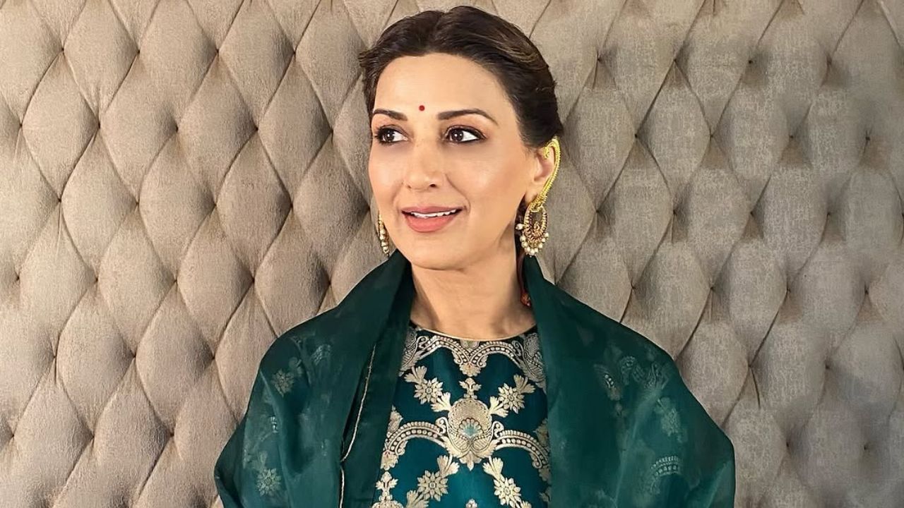 अभिनेत्री सोनाली बेंद्रे यांनी सोशल मीडियावर नुकतेच स्वतःचे ताजे फोटो शेअर केले आहेत. ज्यामध्ये त्या खूप सुंदर आणि मोहकी दिसत आहेत. अभिनेत्रीच्या  फोटोकडे चाहत्यांचे लक्ष वेधले गेले आहे.
