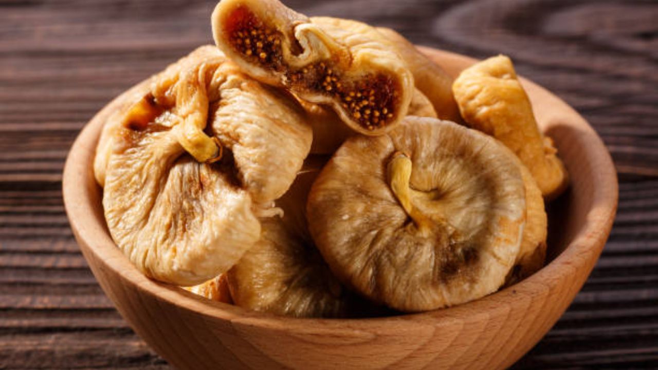 चुकीच्या जीवनशैलीचा परिणाम आरोग्यावर दिसून आल्यानंतर अनेक समस्या उद्भवू लागतात. हाडांचे दुखणे वाढू लागल्यानंतर डॉक्टरांच्या सल्ल्याने वेगवेगळी औषध घेतली जातात. मात्र या औषधांसोबतच ड्रायफ्रूटचे सेवन करावे. अंजीर खाल्यामुळे  हाडांमधील वेदना कमी होतात. 