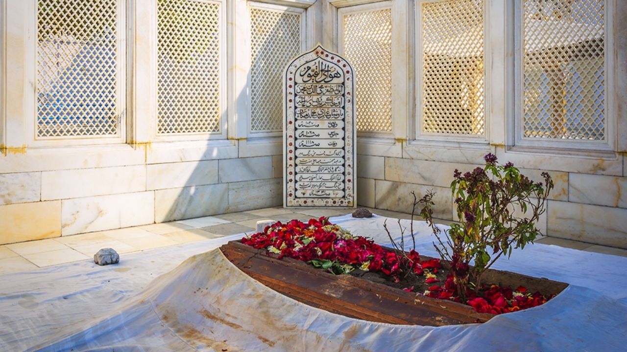 Aurangzeb Tomb : औरंगजेब हा राष्ट्रपुरूष होता काय? कबर उखडून टाकण्यावरुन शरद पवार गटाचा खासदार आक्रमक