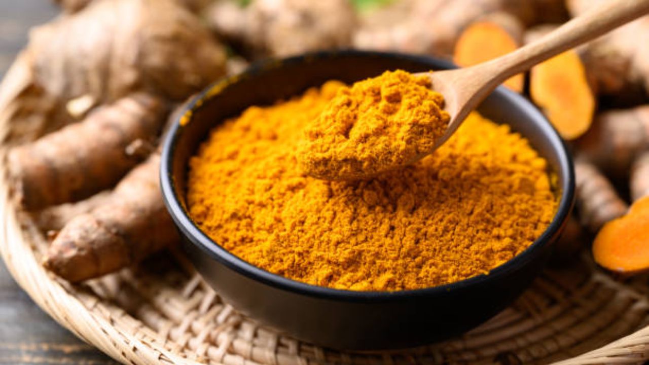 स्वयंपाक घरातील चिमूटभर हळद आरोग्यापासून ते त्वचेसंबंधित समस्यांसाठी ठरेल प्रभावी