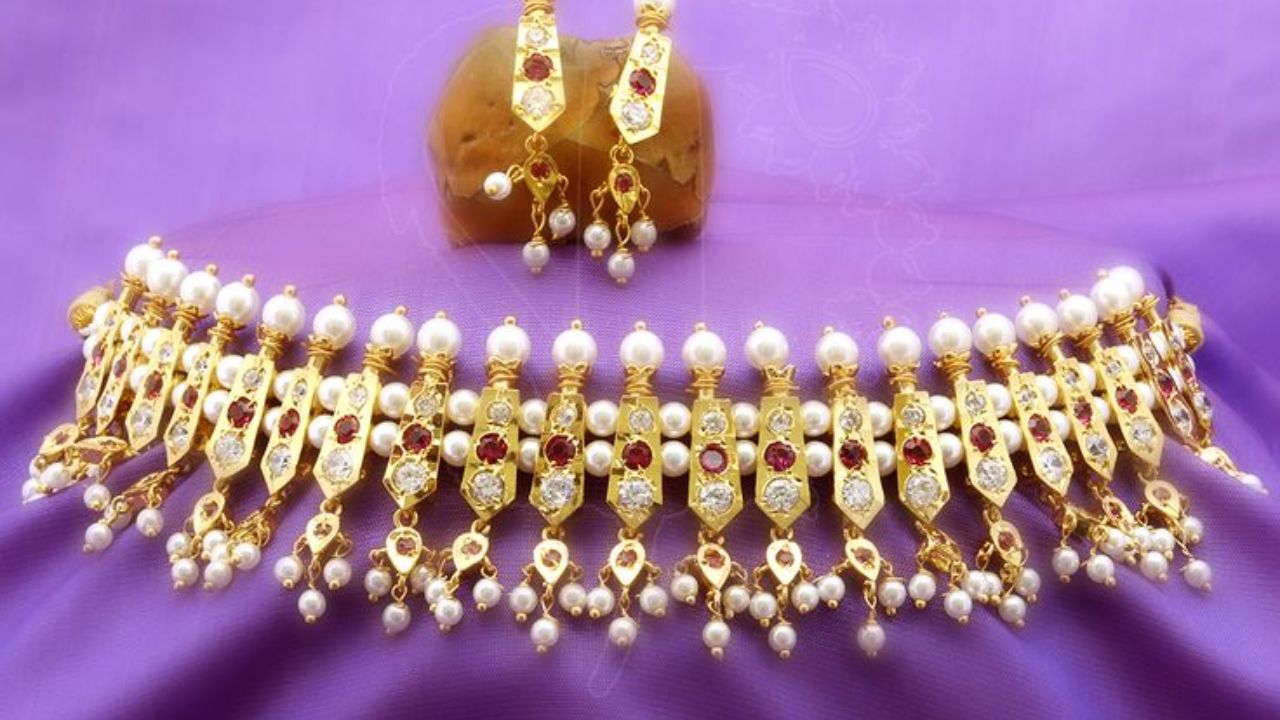 बाजारात नव्या डिझाइन्सचे अनेक नवनवीन पर्याय उपलब्ध झाले आहेत. त्यामुळे तुम्ही हेवी दागिने म्हणून या डिझाइन्सची चिंचपेटी घालू शकता.