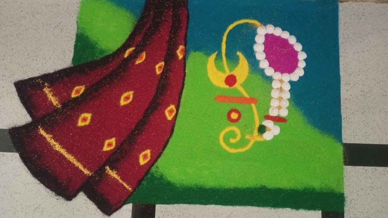 कमीत कमी वेळात जर तुम्हाला साधी सोपी रांगोळी काढायची असेल तर तुम्ही या डिझाइन्सची रांगोळी काढू शकता. यामध्ये तुम्ही मराठमोळी नथ काढून आजूबाजूला डिझाइन्स काढू शकता. 