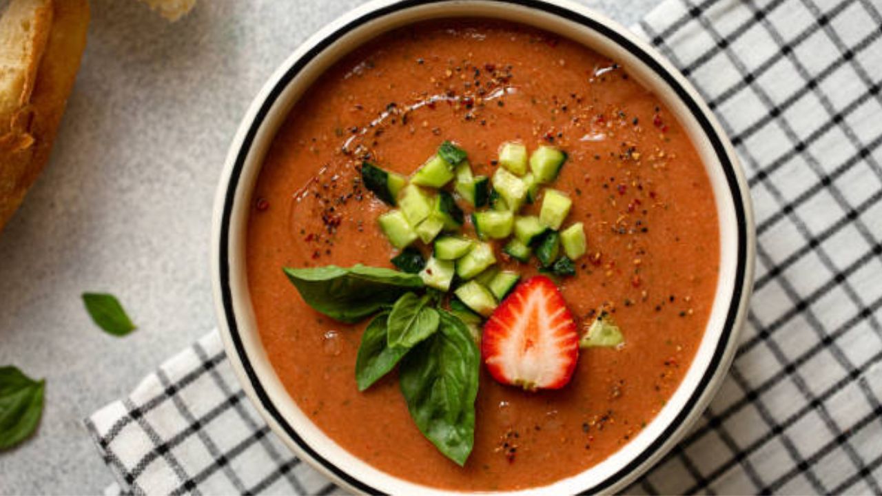 हेल्दी पदार्थ खाण्याची इच्छा झाल्यास सकाळच्या नाश्त्यात बनवा Mixed vegetable soup, नोट करा रेसिपी