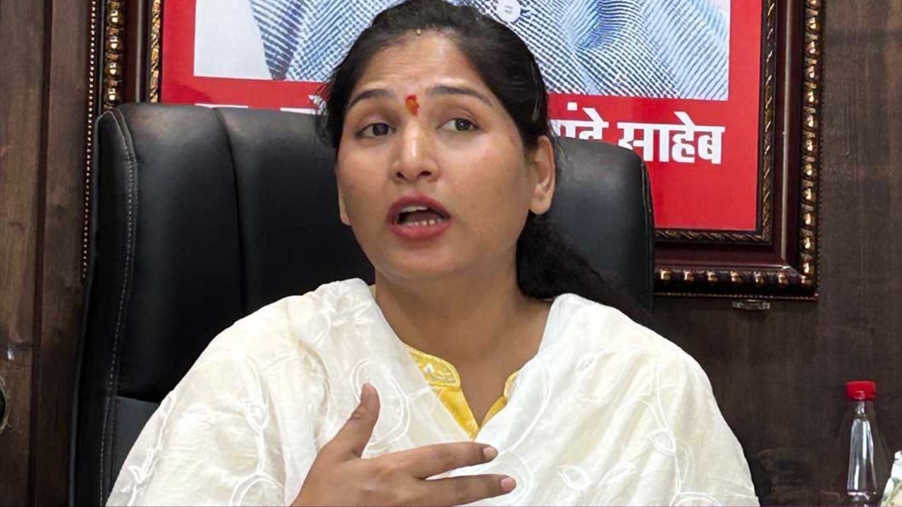 “हो…माझी खोक्यासोबत ओळख, आता धनंजय मुंडेंची आमदारकीही जाणार; करुणा मुंडेंनी स्पष्टच सांगितलं