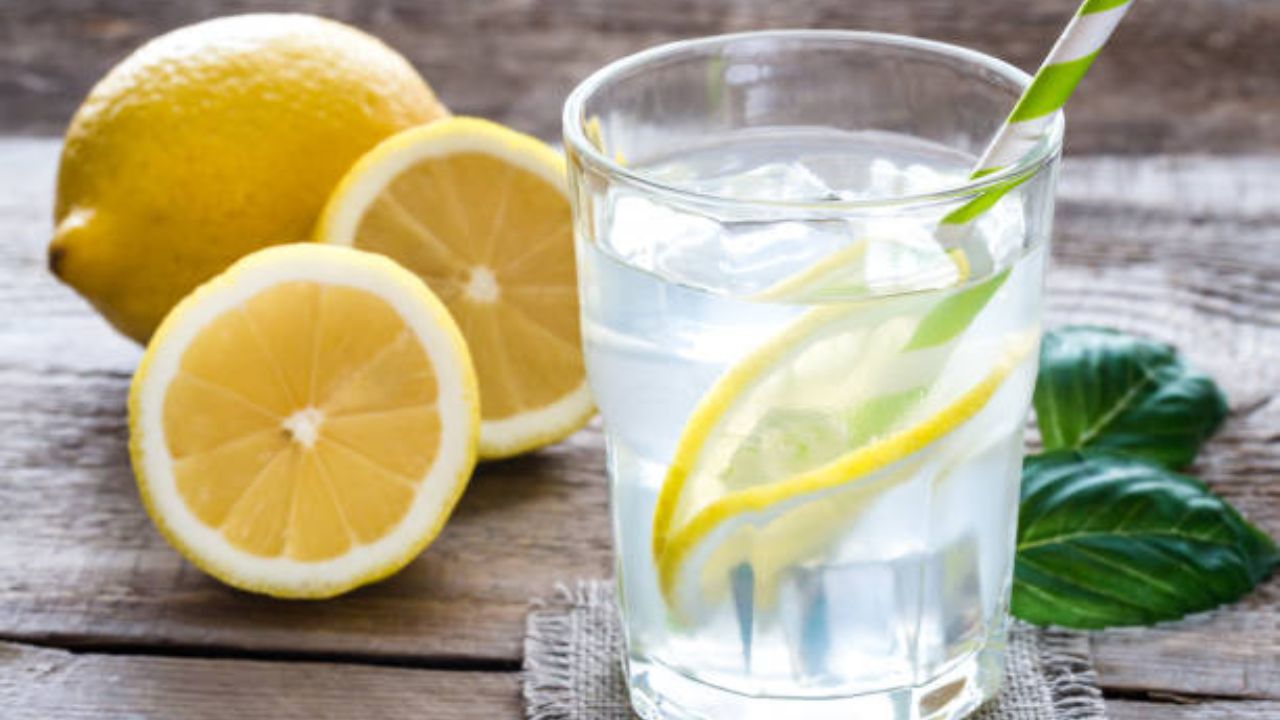 लिंबाच्या रसामध्ये असलेले अ‍ॅंटी-ऑक्सिडेंट आणि विटामिन सी त्वचेसाठी अतिशय महत्वाचे आहेत. विटामिन सी युक्त फळांचे नियमित सेवन केल्यास फ्री रॅडिकल्समुळे खराब झालेल्या पेशी सुधारण्यासाठी मदत होते. लिंबाचे सेवन केल्यामुळे कॅन्सरचा धोका कमी होतो. 