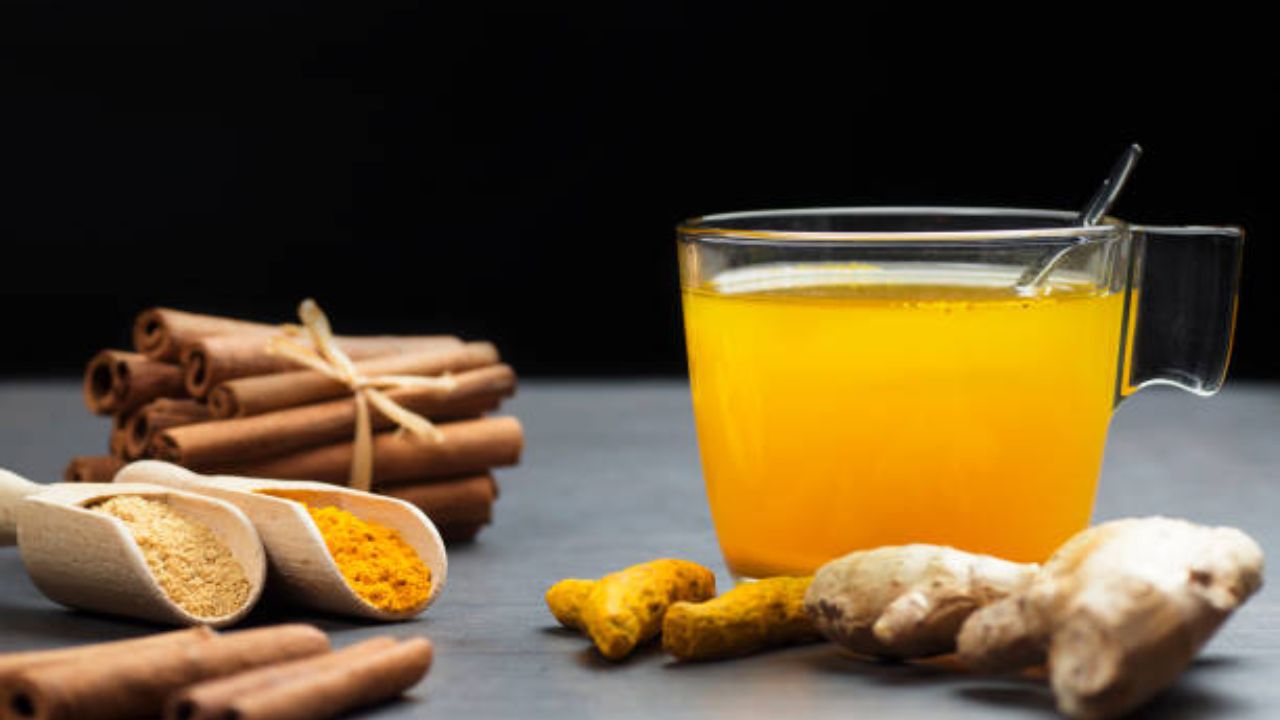 आल्यामध्ये असलेले दाहक विरोधी गुणधर्म, अँटिऑक्सिडंट शरीरातील टाकाऊ घटक बाहेर पडून जातात. आल्याच्या पाण्यामुळे शरीराची रोगप्रतिकारशक्ती सुधारते. तर हळदीमधील गुणधर्ममुळे यकृत विषमुक्त होते. 