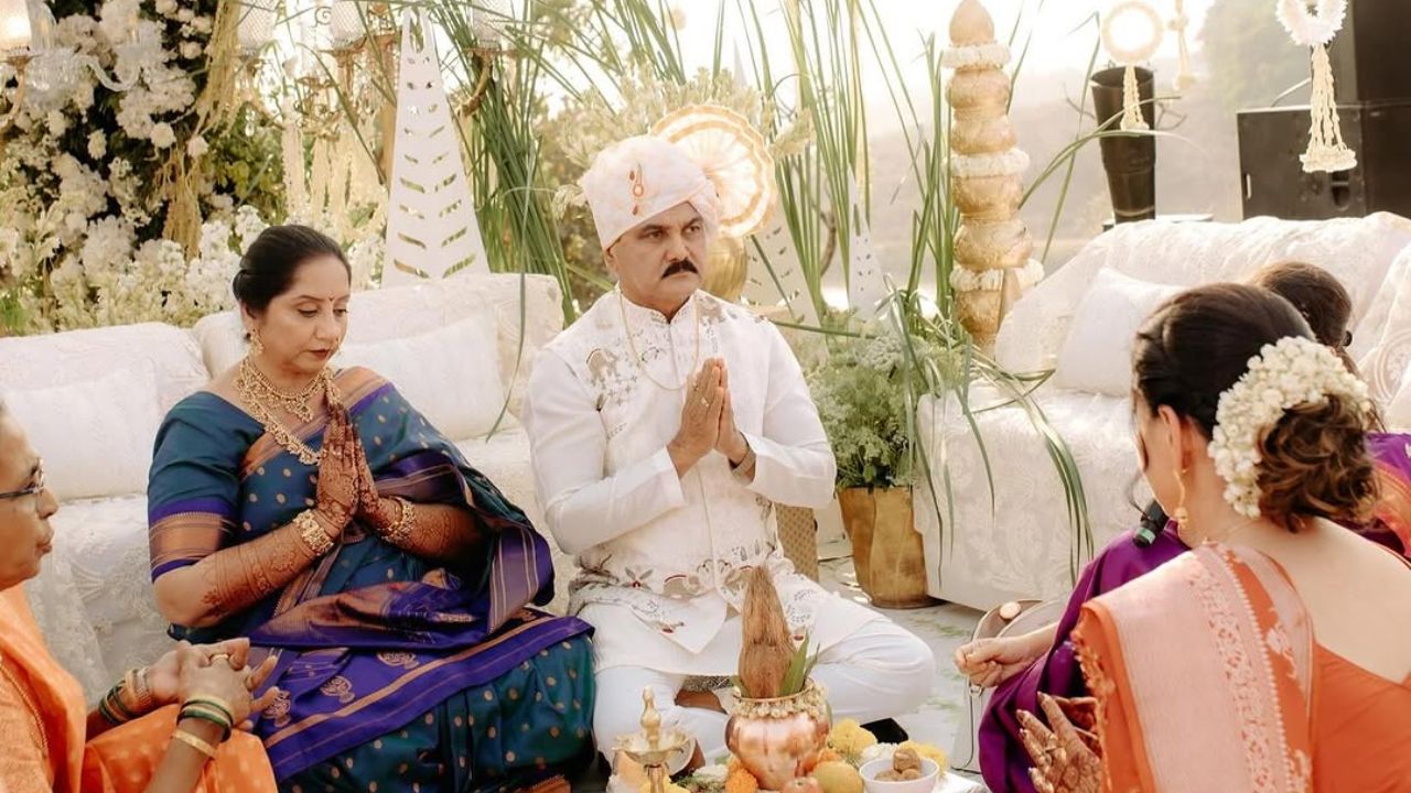 प्राजक्ताच्या लग्नात अर्चना कोळी यांनी निळ्या आणि जांभळ्या अशा दोन रंगाची छटा असलेली पैठणी साडी परिधान केली आहे. पैठणी साडीवर सोन्याची जर वापरून सुंदर डिझाईन करण्यात आली आहे. 