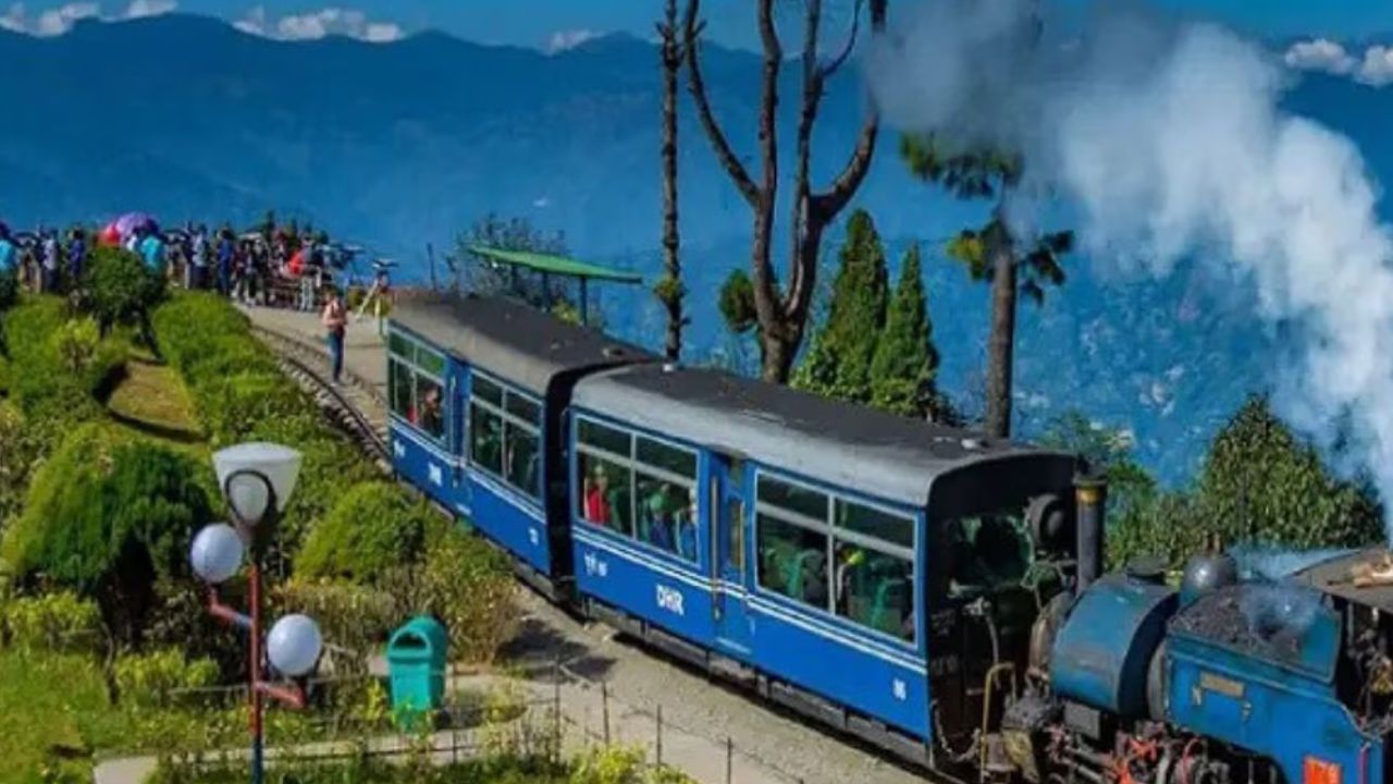 दार्जीलींग: निसर्गाच्या सान्निध्यात रेल्वेची प्रवास अनुभवण्यासाठी एकदा तरी दार्जिलिंगला भेट नक्की द्या. पश्चिम बंगाल येथील दार्जीलींग हे ठिकाण पर्यटकांच्या आकर्षणाचा केंद्रबिंदू आहे. दार्जीलींगमधील रेल्वेप्रवास हा स्वर्गसुखाचा अनुभव देणारा आहे. 