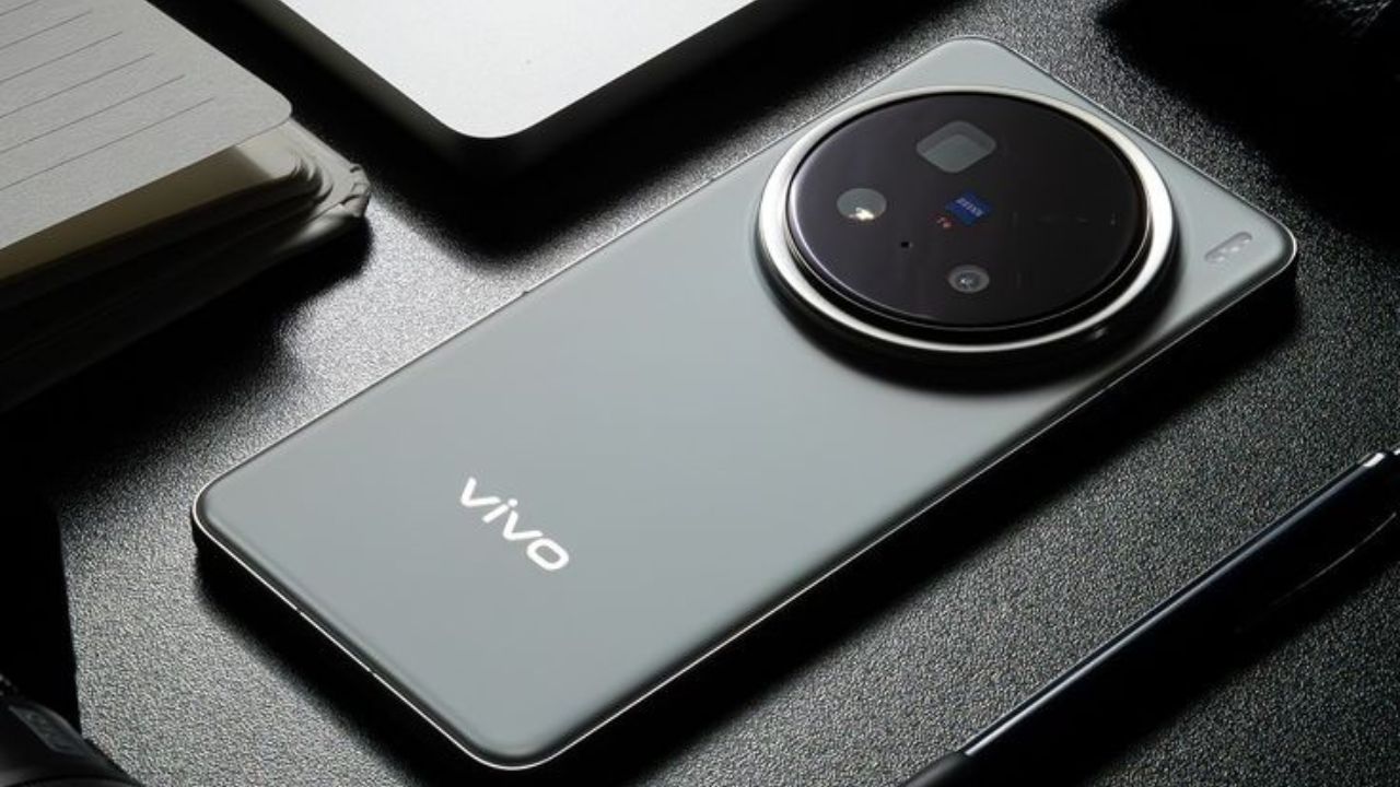 Vivo X200 फोनमध्ये 6.67 इंचाचा FHD+ AMOLED डिस्प्ले आहे. कॅमेरा सेटअपबद्दल बोलायचे झाले तर, यात मागील बाजूस 50 MP + 50 MP + 50 MP ट्राय कॅमेरा सेटअप आणि समोर 32 MP लेन्स आहे. मीडियाटेक डायमेन्सिटी 9400 ने सुसज्ज असलेला हा फोन 5800mAh बॅटरीसह येतो. हा स्मार्टफोन फ्लिपकार्टवरून 65,999 रुपयांना खरेदी करता येईल.