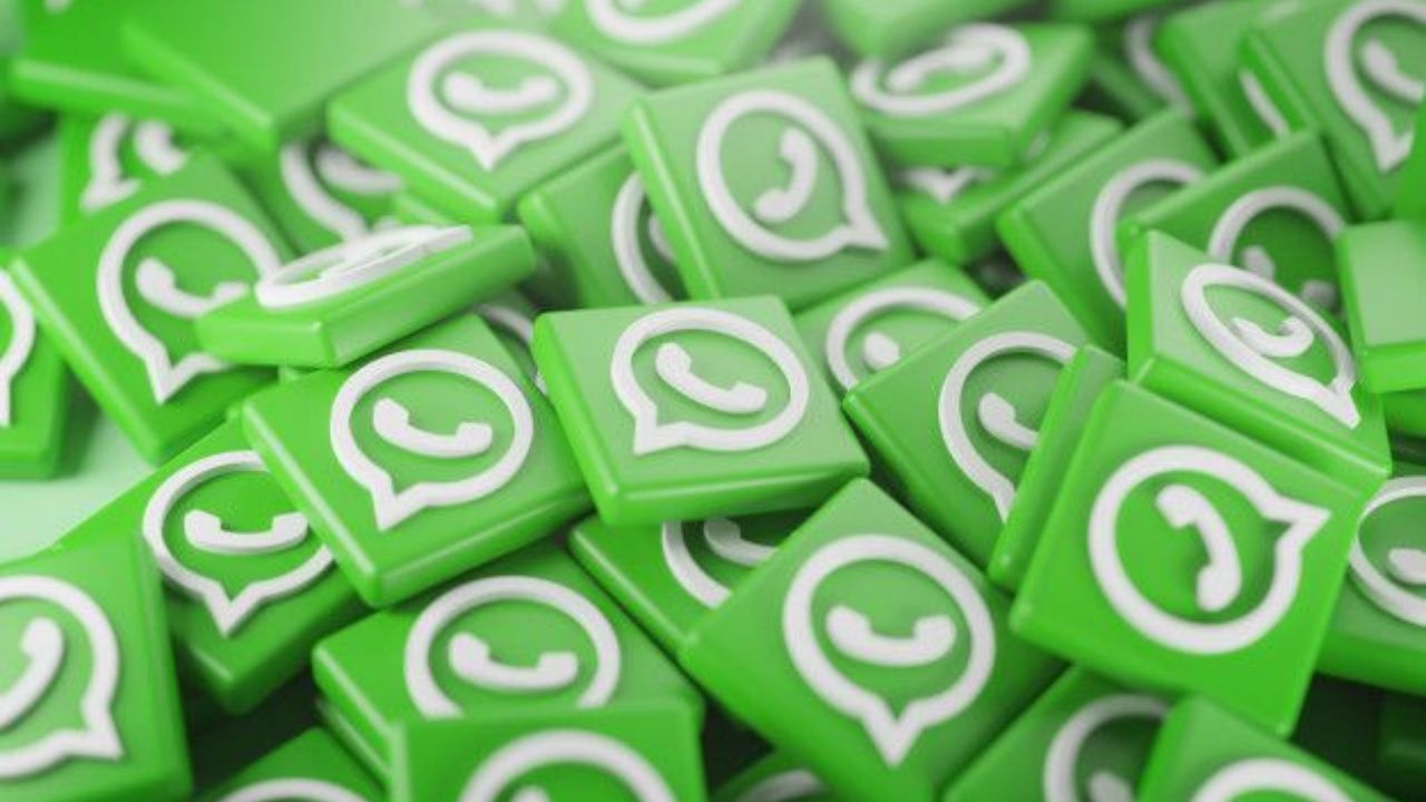 सर्वप्रथम WhatsApp ओपन करा. यानंतर उजव्या बाजूला दिसणाऱ्या मेटा AI वर क्लिक करा.
