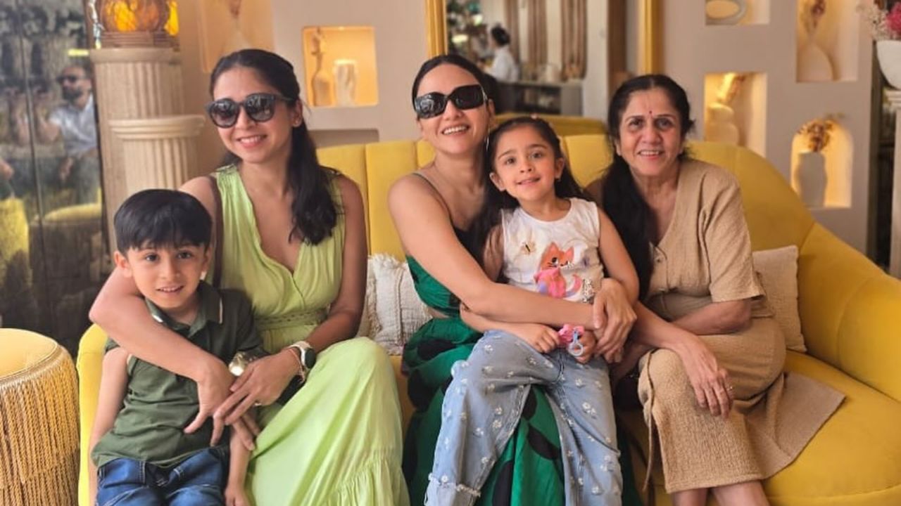 अभिनेत्री अमृता खानविलकरने शेअर केलेल्या फोटोमध्ये तिचे कुटुंब दिसत आहे. ज्यामध्ये तिची बहीण, आई आणि बहिणीची मुलं दिसत आहेत. 
