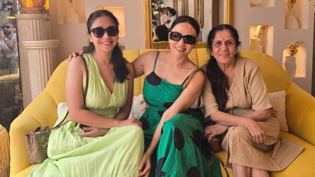 तसेच, अमृताच्या दुसऱ्या फोटोमध्ये ती तिच्या आईसोबत आणि बहीण अदिती खानविलकरसह पोज देताना दिसत आहे. त्यामध्ये तिघीही खूप सुंदर दिसत आहेत. 
