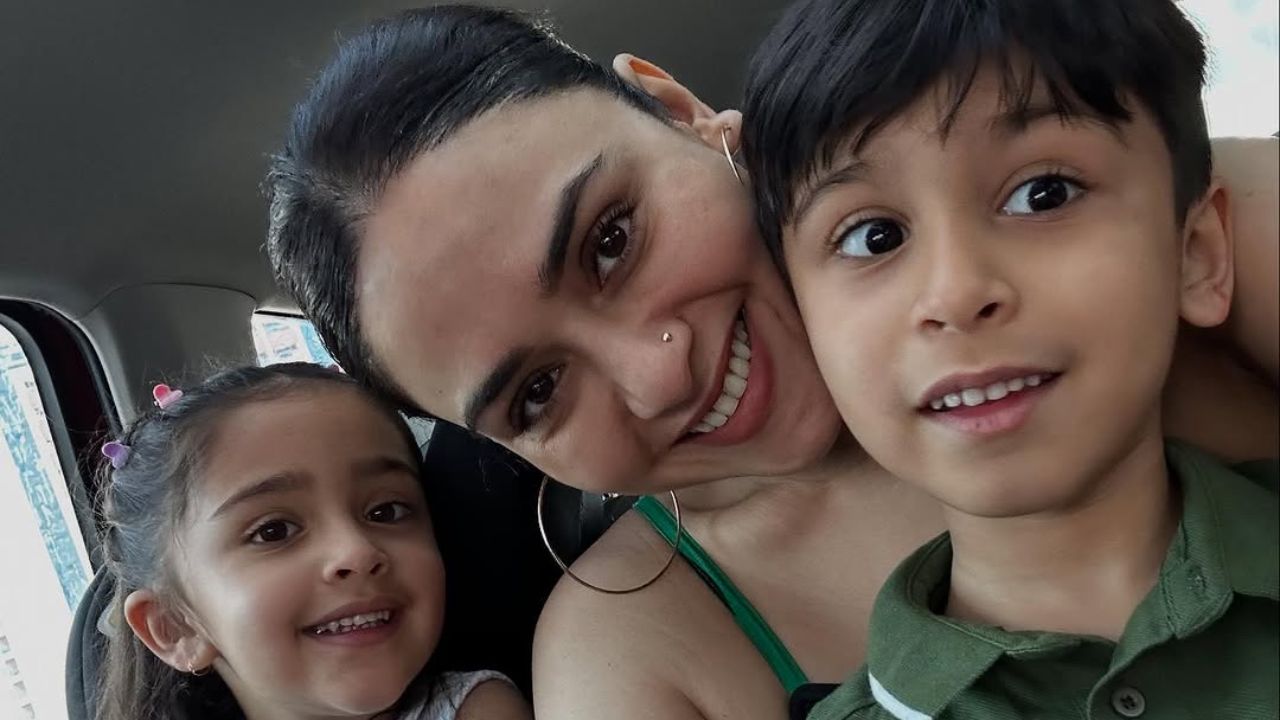 याचदरम्यान अभिनेत्री अमृता खानविलकर बहीण अदितीच्या मुलांसोबत मस्ती, मज्जा करताना दिसत आहे. प्रत्येक फोटोमध्ये अभिनेत्री खूप खुश दिसत आहे. 
