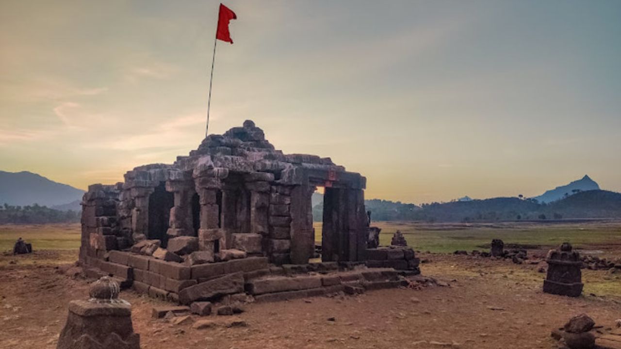 पुण्यातील अनोखे मंदिर जे 8 महिने धरणाखाली बुडालेले असते, फक्त 4 महिने होते महादेवाचे दर्शन; तुम्ही भेट दिलीत का?