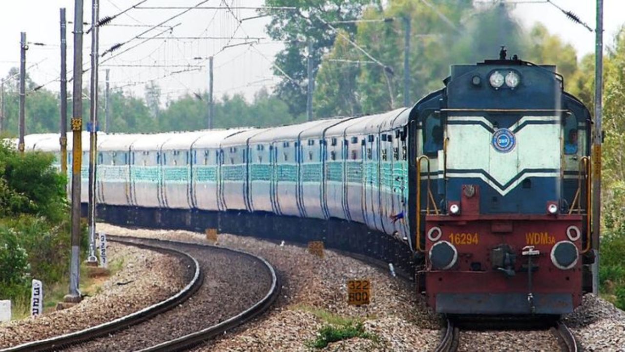 एखाद्या व्यक्तीने तात्काळ तिकीट बुक केले असेल आणि ते कन्फर्म असेल तर अशा परिस्थितीत ट्रेन रद्द झाल्यास तुम्हाला रिफंड दिला जाणार नाही. हा नियम फक्त सामान्य आणि आरक्षित तिकीटांवरच लागू होतो
