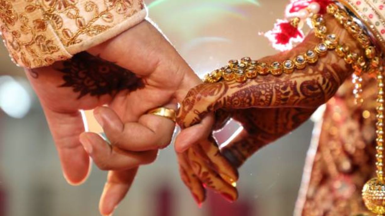 'फायनान्शिअल एक्स्प्रेस'च्या रिपोर्टनुसार, एक प्रकारचे रक्त तुमच्या कुटुंब नियोजनावर परिणाम करू शकते. ते म्हणजे रक्तातील रीसस फॅक्टर (Rh) ची अनुपस्थिती. तज्ञांच्या मते, Rh हे लाल रक्तपेशी (RBC) मध्ये आढळणारे प्रोटीन आहे. ज्या लोकांच्या शरीरात ते असते त्यांना आरएच-पॉझिटिव्ह म्हणतात, तर ज्या लोकांमध्ये ते नसते त्यांना आरएच-निगेटिव्ह असे मानले जाते 
