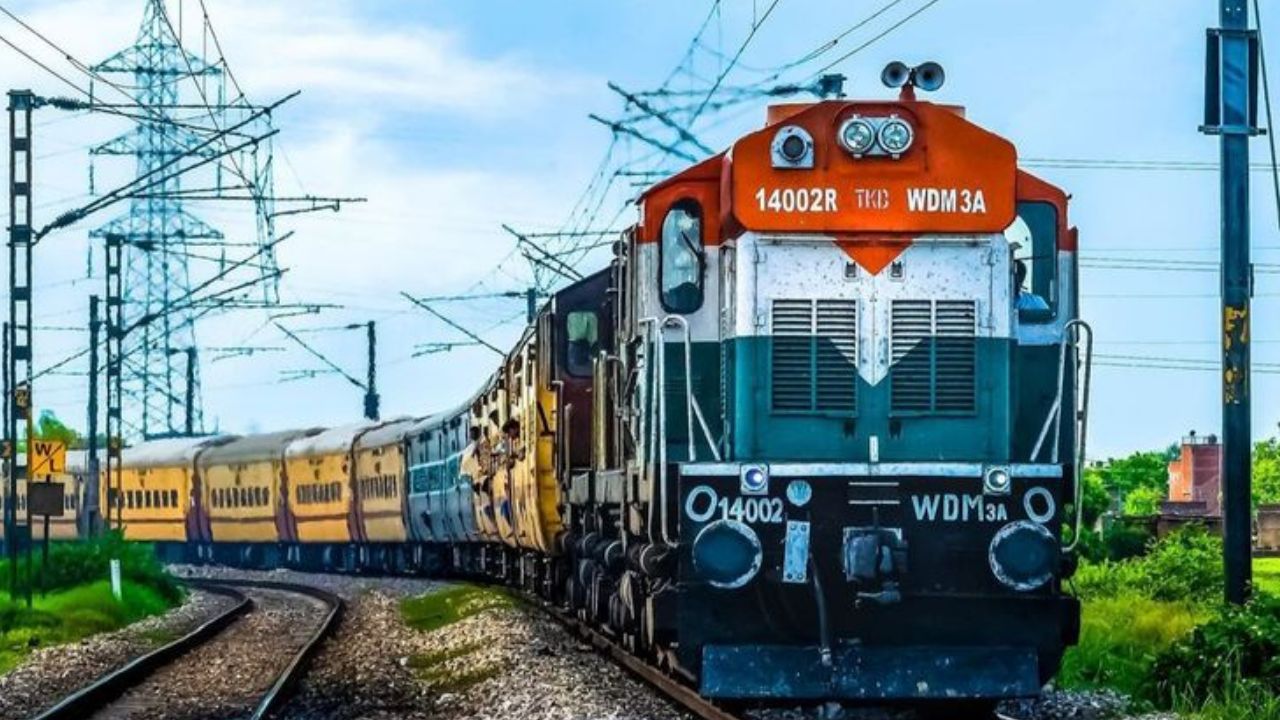 ट्रेनचा संपूर्ण कोच बुक करण्यासाठी तुम्हाला www.ftr.irctc.co.in वेब साईटवर जाऊन तुमचा युजर आयडी आणि पासवर्ड तयार करावा लागेल. आयरसीटीसीचा आयडी आणि पासवर्ड हा  FTR च्या वेबसाईटवर काम करत नाही. म्हणून तुम्हाला नवा आयडी आणि पासवर्ड बनवावा लागेल 
