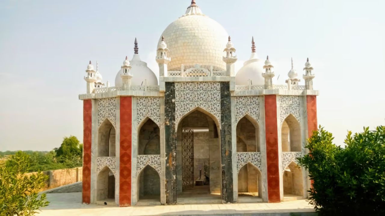 अब्दुलने आपल्या प्रेमाची ही निशाणी अवघ्या काही महिन्यताच बनवली. वृत्तांवर विश्वास ठेवला तर, पत्नीच्या कबरीवर ताजमहालसारखा दिसणारा मकबरा बांधण्यात आला  
