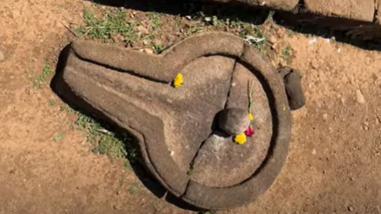 हे मंदिर अवघे 700 ते 800 वर्षे जुने आहे. हे मंदिर संपूर्णपणे दगडांनी बनवण्यात आले आहे. हेमांडपंती शैलीतील हे मंदिर पर्यटकांचे प्रमुख आकर्षण आहे
