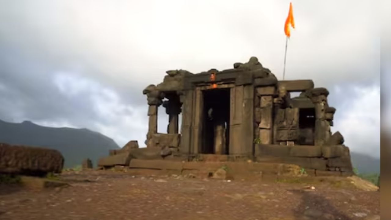 पावसाळा आणि त्यानंतरचे काही महिने मिळून हे मंदिर 8 महिने पाण्याखाली असते. साधारण मार्च महिन्यात पाण्याची पातळी कमी झाल्यानंतर हे मंदिर पाण्याबाहेर येते 
